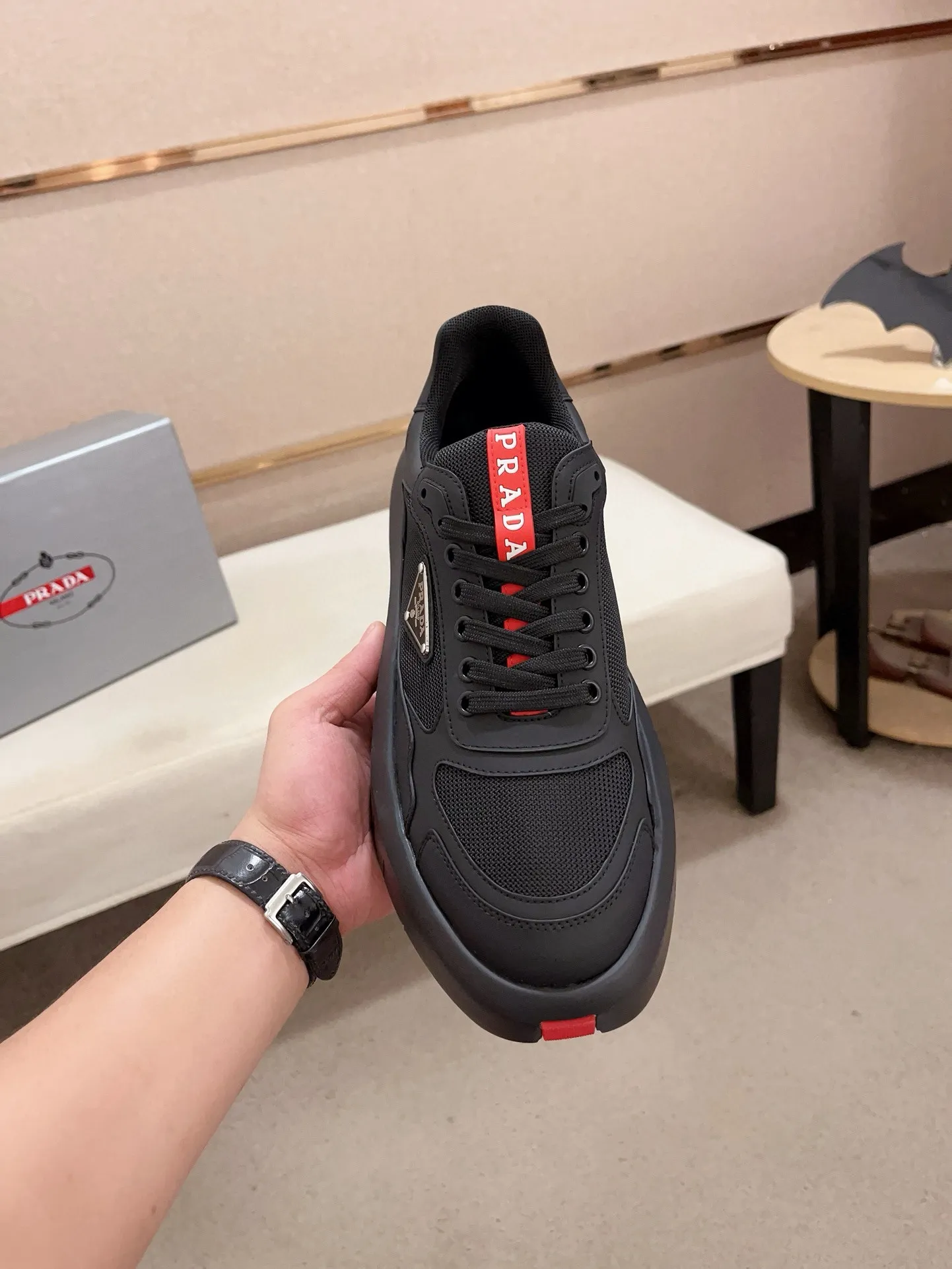 Factory price 620💰 ✔️✔️✔️Higher version High-quality new PRADA (Prada) counters are launched simultaneously. New men's shoes and 😘fabric are made of high-tech glue-spraying technology. Lining: Full cowhide lining. 👍🏿 High-end ☄️ air-cushion molded anti-slip rubber outsole, exquisite lines, simple and elegant, comfortable and high-end for leisure travel. Code number: 38 to 45 (can be customized to 46 to 47, non-refundable)
